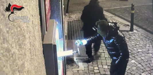 Assalto con esplosivo ad uno sportello Atm nel torinese: tre arrestati / Video