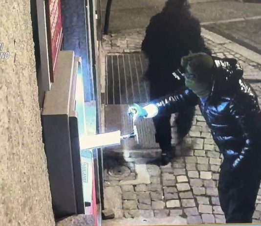 Assalto con esplosivo ad uno sportello Atm nel torinese: tre arrestati / Video
