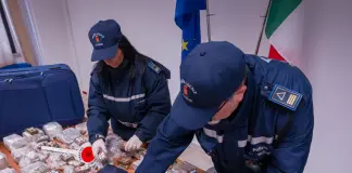 Più di 42 chili di hashish trovati dentro una macchina a Palermo