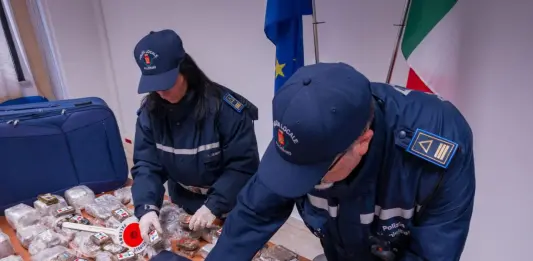 Più di 42 chili di hashish trovati dentro una macchina a Palermo