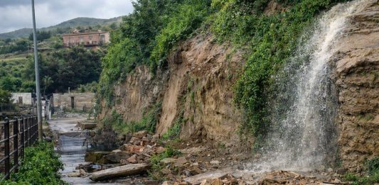 Maltempo, frane nel Messinese: 50 persone bloccate nei boschi