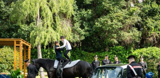 L’Arma dei Carabinieri incontra un folto gruppo di ragazzi: “Ascolto, attenzione e rispetto reciproco”
