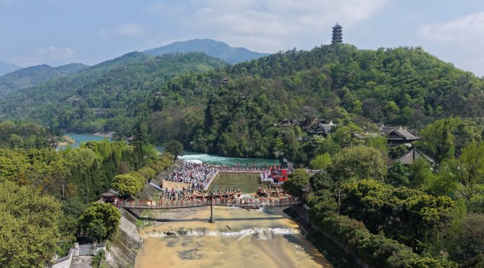 Cina: Dujiangyan celebra la storica festa del rilascio delle acque (1)