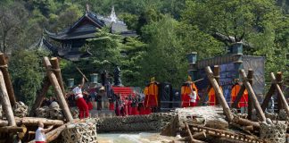 Cina: Dujiangyan celebra la storica festa del rilascio delle acque (3)