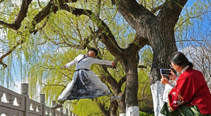 Cina: momenti di svago durante le vacanze per la Festa di Qingming (1)