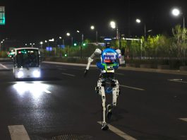 Cina: Beijing E-Town 2026, test su robot umanoidi per la mezza maratona (1)