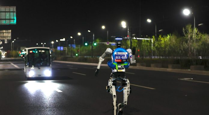 Cina: Beijing E-Town 2026, test su robot umanoidi per la mezza maratona (1)