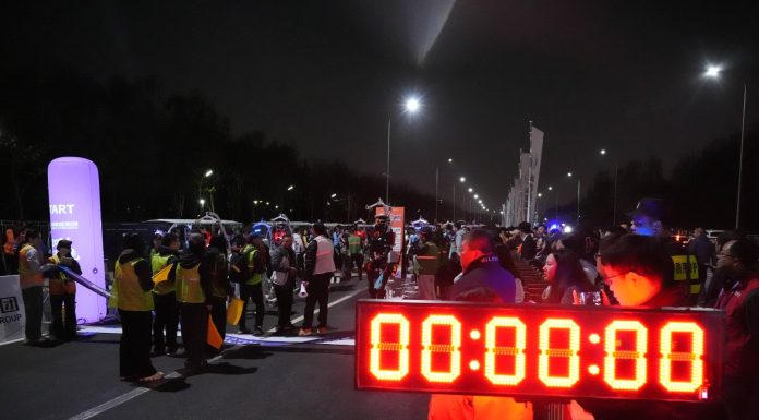 Cina: Beijing E-Town 2026, test su robot umanoidi per la mezza maratona (3)
