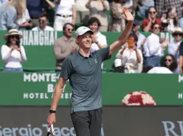 Sinner è il nuovo principe di Montecarlo e si riprende il numero uno del mondo: Alcaraz sconfitto in due set