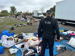 Roma, smantellato un mega mercato abusivo in via Portuense: 3 denunce