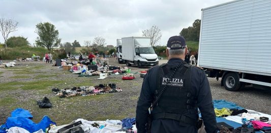 Roma, smantellato un mega mercato abusivo in via Portuense: 3 denunce
