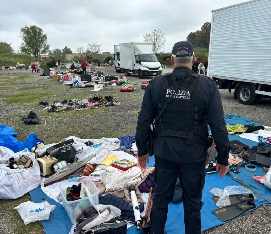 Roma, smantellato un mega mercato abusivo in via Portuense: 3 denunce