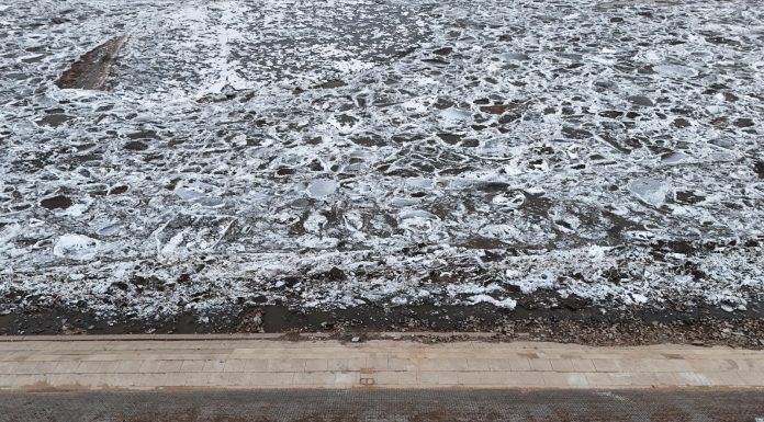Cina: banchi di ghiaccio alla deriva sui fiumi Heilongjiang e Songhua (3)