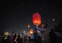 Cina: le lanterne di Kongming illuminano il cielo sopra il fiume Lancang (1)