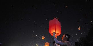 Cina: le lanterne di Kongming illuminano il cielo sopra il fiume Lancang (1)