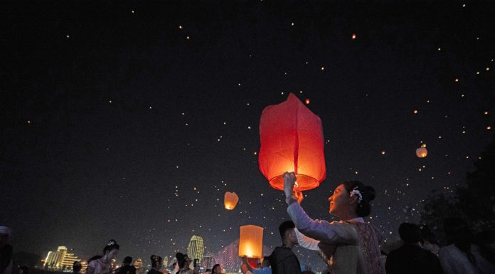Cina: le lanterne di Kongming illuminano il cielo sopra il fiume Lancang (1)