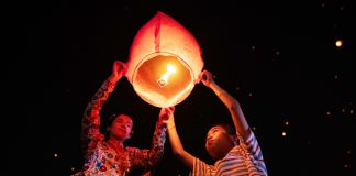 Cina: le lanterne di Kongming illuminano il cielo sopra il fiume Lancang (2)
