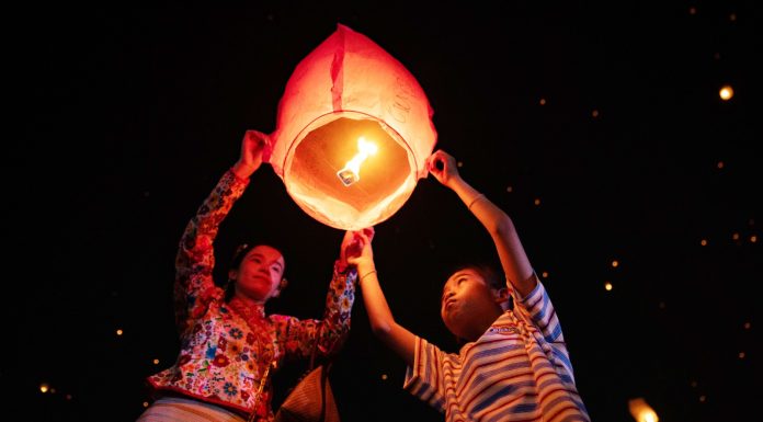 Cina: le lanterne di Kongming illuminano il cielo sopra il fiume Lancang (2)