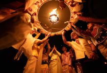 Cina: le lanterne di Kongming illuminano il cielo sopra il fiume Lancang (3)