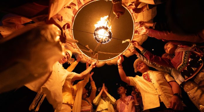 Cina: le lanterne di Kongming illuminano il cielo sopra il fiume Lancang (3)