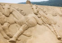 Cina: Zhoushan, procedono i preparativi per la mostra di sculture di sabbia (1)