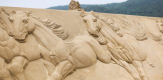 Cina: Zhoushan, procedono i preparativi per la mostra di sculture di sabbia (1)