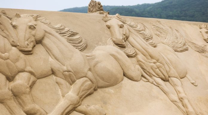 Cina: Zhoushan, procedono i preparativi per la mostra di sculture di sabbia (1)