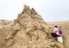 Cina: Zhoushan, procedono i preparativi per la mostra di sculture di sabbia (2)
