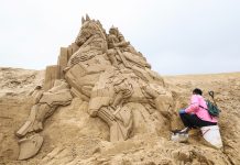 Cina: Zhoushan, procedono i preparativi per la mostra di sculture di sabbia (2)