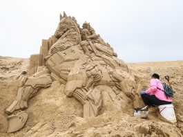 Cina: Zhoushan, procedono i preparativi per la mostra di sculture di sabbia (2)