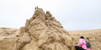 Cina: Zhoushan, procedono i preparativi per la mostra di sculture di sabbia (2)