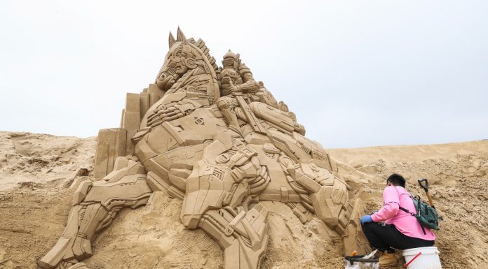 Cina: Zhoushan, procedono i preparativi per la mostra di sculture di sabbia (2)