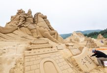 Cina: Zhoushan, procedono i preparativi per la mostra di sculture di sabbia (3)