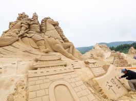 Cina: Zhoushan, procedono i preparativi per la mostra di sculture di sabbia (3)