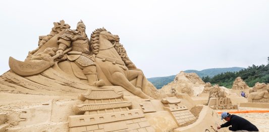 Cina: Zhoushan, procedono i preparativi per la mostra di sculture di sabbia (3)