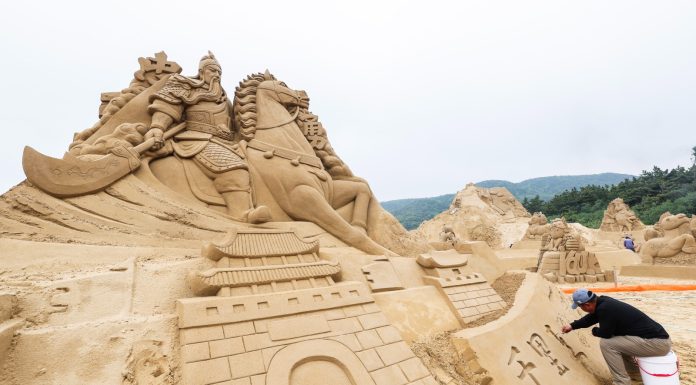 Cina: Zhoushan, procedono i preparativi per la mostra di sculture di sabbia (3)