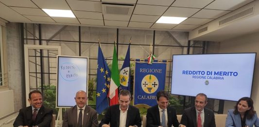 Occhiuto e i rettori delle università calabresi siglano l’intesa per il reddito di merito