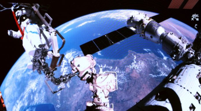 Cina: astronauti Shenzhou-21 completano terza serie di attività extraveicolari