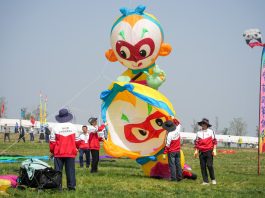 Cina: al via nello Shandong il 43esimo Festival internazionale degli aquiloni (1)