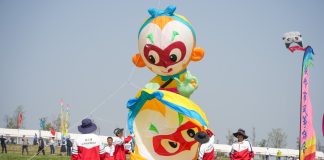 Cina: al via nello Shandong il 43esimo Festival internazionale degli aquiloni (1)