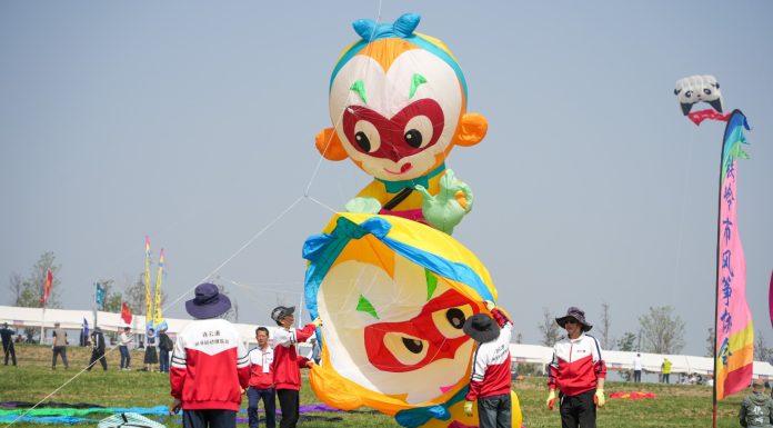 Cina: al via nello Shandong il 43esimo Festival internazionale degli aquiloni (1)