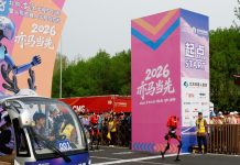 Cina: robot umanoide in gara alla mezza maratona di Beijing E-Town