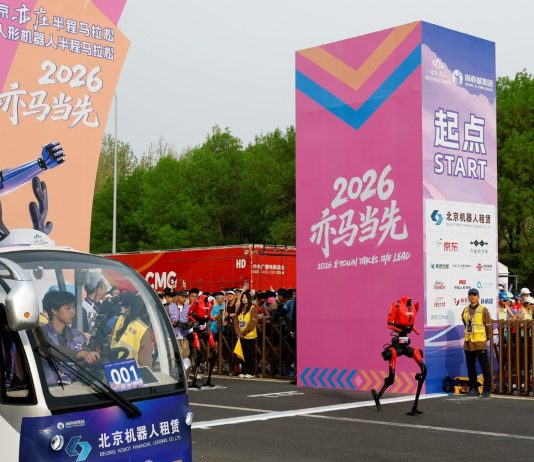 Cina: robot umanoide in gara alla mezza maratona di Beijing E-Town