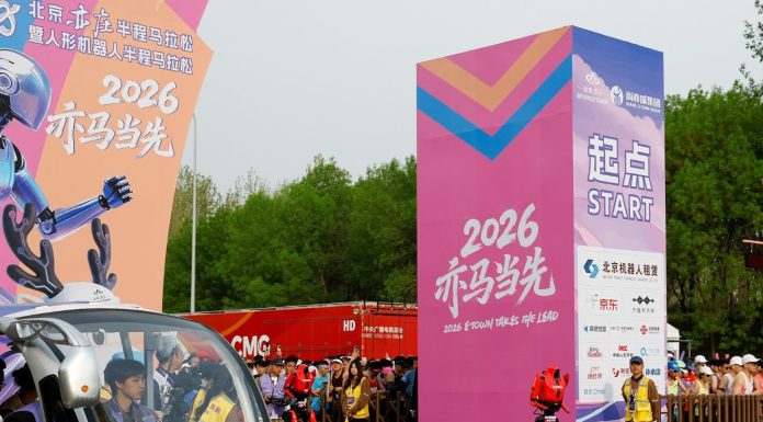 Cina: robot umanoide in gara alla mezza maratona di Beijing E-Town