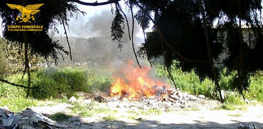 Bruciavano rifiuti a Maracalagonis, due denunciati: scattano i sequestri