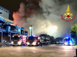 Maxi incendio in un’azienda a Bollate, nessuna persona coinvolta / Video