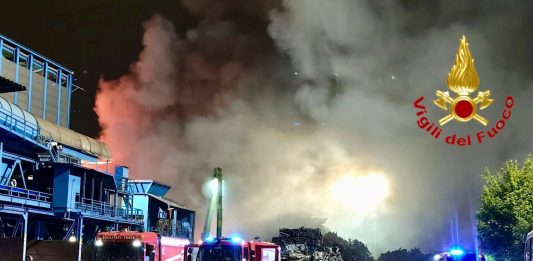 Maxi incendio in un’azienda a Bollate, nessuna persona coinvolta / Video