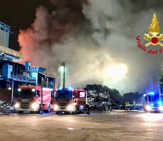 Maxi incendio in un’azienda a Bollate, nessuna persona coinvolta / Video