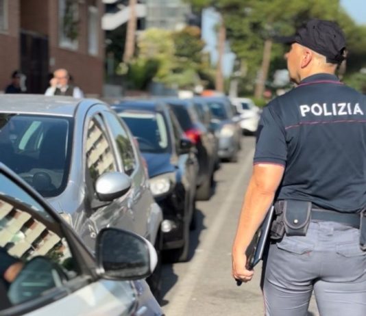 Furti “itineranti” e rapine lampo tra scuole, market e auto in sosta: 10 arresti a Roma
