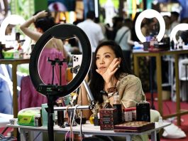 Cina: il settore dei servizi impiega metà dei lavoratori del Paese